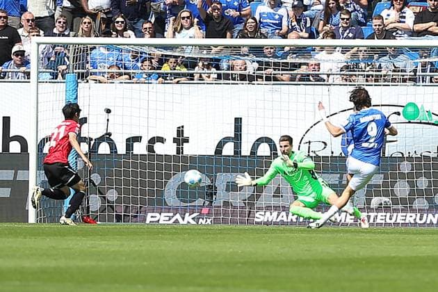 20.04.2025, xrekx, Fussball 2.Bundesliga, SV Darmstadt 98 - Hannover 96 v.l. Torschuss zum 1:0 durch Fraser Hornby (SV Darmstadt 98) Ron-Robert Zieler (Hannover 96) (DFL DFB REGULATIONS PROHIBIT ANY USE OF PHOTOGRAPHS as IMAGE SEQUENCES and or QUASI-VIDEO) Darmstadt