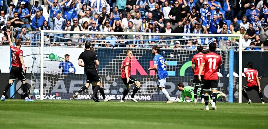 20.04.2025, xfux, Fussball 2.Bundesliga, SV Darmstadt 98 - Hannover 96 v.l. Ron-Robert Ron Robert Zieler (Hannover 96), Torschuetze Torschütze Fraser Hornby (SV Darmstadt 98) (nicht im Bild) Goal scored, Tor zum 1:0 (DFL DFB REGULATIONS PROHIBIT ANY USE OF PHOTOGRAPHS as IMAGE SEQUENCES and or QUASI-VIDEO. Eine Lizenzierung dieses Bildes an und oder durch den SV Darmstadt 1898 e.V. sowie Tochterunternehmen ist nicht gestattet. No release of or sale to SV Darmstadt 1898 e.V.) Darmstadt