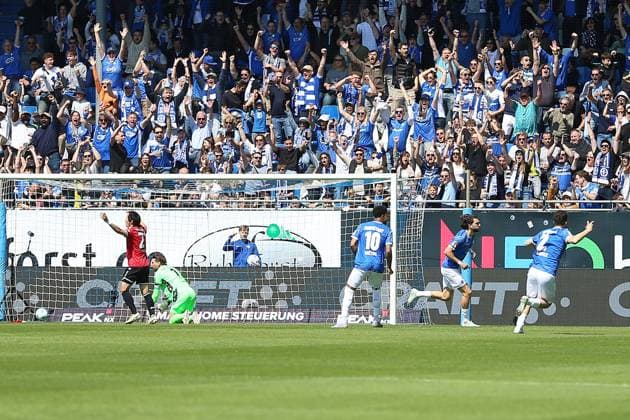 20.04.2025, xrekx, Fussball 2.Bundesliga, SV Darmstadt 98 - Hannover 96 v.l. Torjubel nach dem Tor zum 1:0 celebrating the goal celebrate durch Fraser Hornby (SV Darmstadt 98) (DFL DFB REGULATIONS PROHIBIT ANY USE OF PHOTOGRAPHS as IMAGE SEQUENCES and or QUASI-VIDEO) Darmstadt