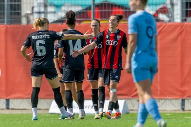 Ingolstadt, Deutschland 20. April 2025: 2. BL - Frauen - 2024 2025 - FC Ingolstadt 04 vs. VfL Bochum Im Bild: v. re. Torschützin Emma Kusch (FCI) jubelt nach seinem Tor zum 2:0 mit ihren Teamkolleginnen MTV-Stadion Bayern Copyright: xFotostandx xSchäferx