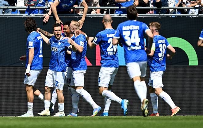 20.04.2025, xfux, Fussball 2.Bundesliga, SV Darmstadt 98 - Hannover 96 v.l. Torschuetze Torschütze Fraser Hornby (SV Darmstadt 98), Sergio Lopez Lopez (SV Darmstadt 98), Jean-Paul BoÃ«tius Boetius (SV Darmstadt 98) und Spieler von SV Darmstadt 98 Torjubel, Jubel, Goal celebration, celebrate the goal zum 1:0 jubelnd bejubelt jubelt jubeln Jubel (DFL DFB REGULATIONS PROHIBIT ANY USE OF PHOTOGRAPHS as IMAGE SEQUENCES and or QUASI-VIDEO. Eine Lizenzierung dieses Bildes an und oder durch den SV Darmstadt 1898 e.V. sowie Tochterunternehmen ist nicht gestattet. No release of or sale to SV Darmstadt 1898 e.V.) Darmstadt