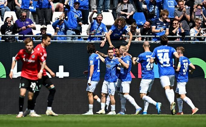 20.04.2025, xfux, Fussball 2.Bundesliga, SV Darmstadt 98 - Hannover 96 v.l. Torschuetze Torschütze Fraser Hornby (SV Darmstadt 98), Sergio Lopez Lopez (SV Darmstadt 98), Jean-Paul BoÃ«tius Boetius (SV Darmstadt 98) und Spieler von SV Darmstadt 98 Torjubel, Jubel, Goal celebration, celebrate the goal zum 1:0 jubelnd bejubelt jubelt jubeln Jubel (DFL DFB REGULATIONS PROHIBIT ANY USE OF PHOTOGRAPHS as IMAGE SEQUENCES and or QUASI-VIDEO. Eine Lizenzierung dieses Bildes an und oder durch den SV Darmstadt 1898 e.V. sowie Tochterunternehmen ist nicht gestattet. No release of or sale to SV Darmstadt 1898 e.V.) Darmstadt