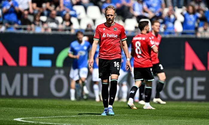 20.04.2025, xfux, Fussball 2.Bundesliga, SV Darmstadt 98 - Hannover 96 v.l. Havard Nielsen (Hannover 96) enttaeuscht, enttaeuscht schauend, dissapointed (DFL DFB REGULATIONS PROHIBIT ANY USE OF PHOTOGRAPHS as IMAGE SEQUENCES and or QUASI-VIDEO. Eine Lizenzierung dieses Bildes an und oder durch den SV Darmstadt 1898 e.V. sowie Tochterunternehmen ist nicht gestattet. No release of or sale to SV Darmstadt 1898 e.V.) Darmstadt