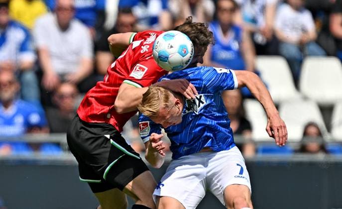20.04.2025, xfux, Fussball 2.Bundesliga, SV Darmstadt 98 - Hannover 96 v.l. Phil Neumann (Hannover 96), Isac Lidberg (SV Darmstadt 98) Kopfball, Kopfballduell (DFL DFB REGULATIONS PROHIBIT ANY USE OF PHOTOGRAPHS as IMAGE SEQUENCES and or QUASI-VIDEO. Eine Lizenzierung dieses Bildes an und oder durch den SV Darmstadt 1898 e.V. sowie Tochterunternehmen ist nicht gestattet. No release of or sale to SV Darmstadt 1898 e.V.) Darmstadt