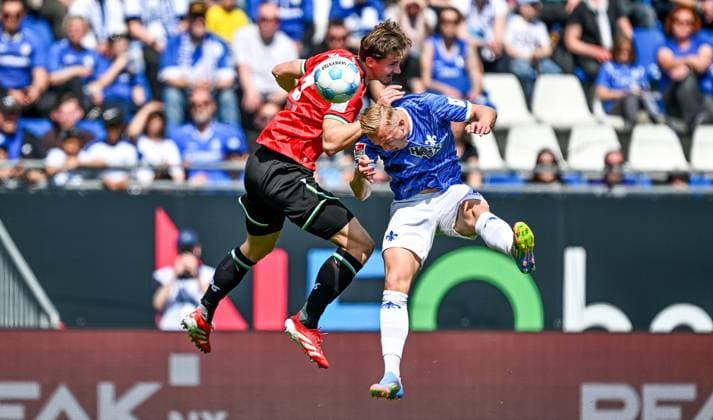 20.04.2025, xfux, Fussball 2.Bundesliga, SV Darmstadt 98 - Hannover 96 v.l. Phil Neumann (Hannover 96), Isac Lidberg (SV Darmstadt 98) Kopfball, Kopfballduell (DFL DFB REGULATIONS PROHIBIT ANY USE OF PHOTOGRAPHS as IMAGE SEQUENCES and or QUASI-VIDEO. Eine Lizenzierung dieses Bildes an und oder durch den SV Darmstadt 1898 e.V. sowie Tochterunternehmen ist nicht gestattet. No release of or sale to SV Darmstadt 1898 e.V.) Darmstadt