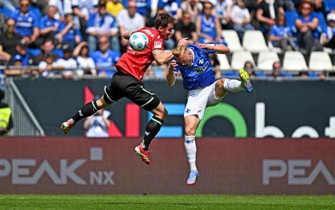 20.04.2025, xfux, Fussball 2.Bundesliga, SV Darmstadt 98 - Hannover 96 v.l. Phil Neumann (Hannover 96), Isac Lidberg (SV Darmstadt 98) Kopfball, Kopfballduell (DFL DFB REGULATIONS PROHIBIT ANY USE OF PHOTOGRAPHS as IMAGE SEQUENCES and or QUASI-VIDEO. Eine Lizenzierung dieses Bildes an und oder durch den SV Darmstadt 1898 e.V. sowie Tochterunternehmen ist nicht gestattet. No release of or sale to SV Darmstadt 1898 e.V.) Darmstadt