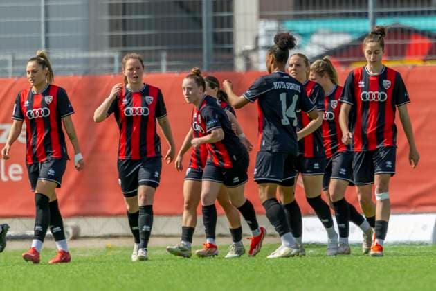 Ingolstadt, Deutschland 20. April 2025: 2. BL - Frauen - 2024 2025 - FC Ingolstadt 04 vs. VfL Bochum Im Bild: in der Traube Torschützin Pija Reininger (FCI) jubelt nach ihrem Tor zum 1:0 mit ihren Teamkolleginnen MTV-Stadion Bayern Copyright: xFotostandx xSchäferx