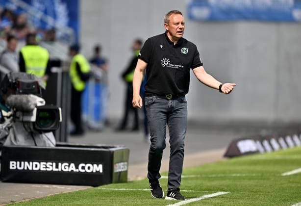 20.04.2025, xfux, Fussball 2.Bundesliga, SV Darmstadt 98 - Hannover 96 v.l. Trainer Andre Breitenreiter (Hannover 96) gibt Anweisungen, gestikuliert, mit den Armen gestikulieren gives instructions, gesticulate, gesticolando. (DFL DFB REGULATIONS PROHIBIT ANY USE OF PHOTOGRAPHS as IMAGE SEQUENCES and or QUASI-VIDEO. Eine Lizenzierung dieses Bildes an und oder durch den SV Darmstadt 1898 e.V. sowie Tochterunternehmen ist nicht gestattet. No release of or sale to SV Darmstadt 1898 e.V.) Darmstadt