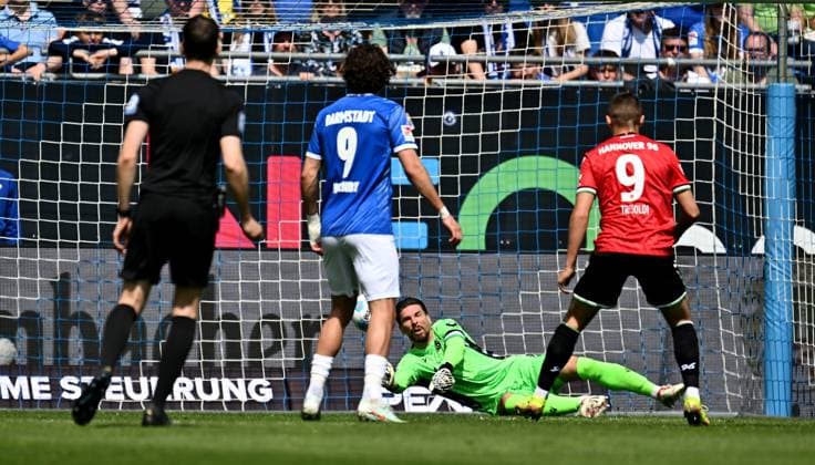 20.04.2025, xfux, Fussball 2.Bundesliga, SV Darmstadt 98 - Hannover 96 v.l. Fraser Hornby (SV Darmstadt 98), Ron-Robert Ron Robert Zieler (Hannover 96), Nicola Tresoldi (Hannover 96) (DFL DFB REGULATIONS PROHIBIT ANY USE OF PHOTOGRAPHS as IMAGE SEQUENCES and or QUASI-VIDEO. Eine Lizenzierung dieses Bildes an und oder durch den SV Darmstadt 1898 e.V. sowie Tochterunternehmen ist nicht gestattet. No release of or sale to SV Darmstadt 1898 e.V.) Darmstadt
