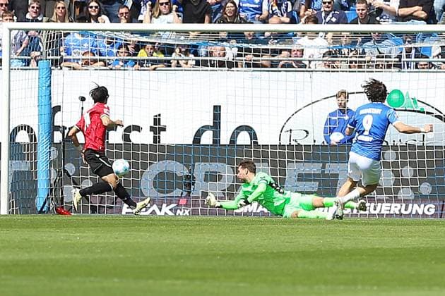 20.04.2025, xrekx, Fussball 2.Bundesliga, SV Darmstadt 98 - Hannover 96 v.l. Torschuss zum 1:0 durch Fraser Hornby (SV Darmstadt 98) Ron-Robert Zieler (Hannover 96) (DFL DFB REGULATIONS PROHIBIT ANY USE OF PHOTOGRAPHS as IMAGE SEQUENCES and or QUASI-VIDEO) Darmstadt