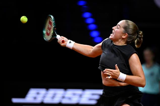 Jelena Ostapenko (LAT) Aktion Tennis Damen Porsche-Cup Porsche Tennis Grand Prix GP Stuttgart 2025 Porsche Arena 20.04.2024 DFL REGULATIONS PROHIBIT ANY USE OF PHOTOGRAPHS AS IMAGE SEQUENCES AND OR QUASI-VIDEO Tennis Damen Porsche-Cup Porsche Tennis Grand Prix GP Stuttgart 2025