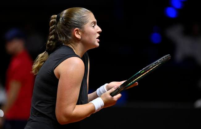 Jelena Ostapenko (LAT) Gestik Geste Tennis Damen Porsche-Cup Porsche Tennis Grand Prix GP Stuttgart 2025 Porsche Arena 20.04.2024 DFL REGULATIONS PROHIBIT ANY USE OF PHOTOGRAPHS AS IMAGE SEQUENCES AND OR QUASI-VIDEO Tennis Damen Porsche-Cup Porsche Tennis Grand Prix GP Stuttgart 2025