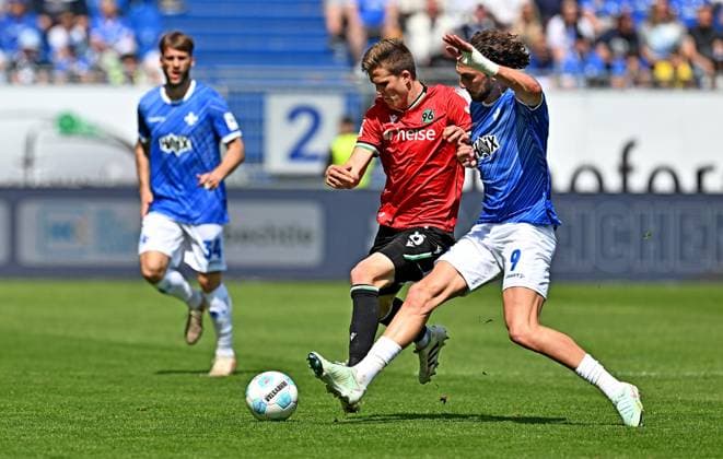 20.04.2025, xfux, Fussball 2.Bundesliga, SV Darmstadt 98 - Hannover 96 v.l. Fabian Kunze (Hannover 96), Fraser Hornby (SV Darmstadt 98) (DFL DFB REGULATIONS PROHIBIT ANY USE OF PHOTOGRAPHS as IMAGE SEQUENCES and or QUASI-VIDEO. Eine Lizenzierung dieses Bildes an und oder durch den SV Darmstadt 1898 e.V. sowie Tochterunternehmen ist nicht gestattet. No release of or sale to SV Darmstadt 1898 e.V.) Darmstadt