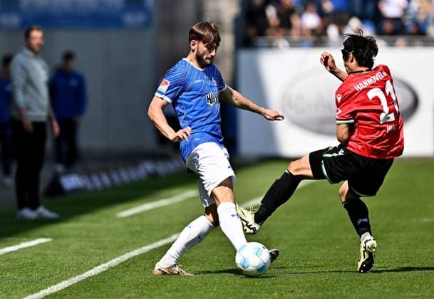 20.04.2025, xfux, Fussball 2.Bundesliga, SV Darmstadt 98 - Hannover 96 v.l. Killian Corredor (SV Darmstadt 98), Sei Muroya (Hannover 96) (DFL DFB REGULATIONS PROHIBIT ANY USE OF PHOTOGRAPHS as IMAGE SEQUENCES and or QUASI-VIDEO. Eine Lizenzierung dieses Bildes an und oder durch den SV Darmstadt 1898 e.V. sowie Tochterunternehmen ist nicht gestattet. No release of or sale to SV Darmstadt 1898 e.V.) Darmstadt