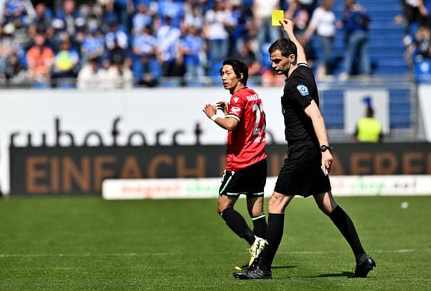20.04.2025, xfux, Fussball 2.Bundesliga, SV Darmstadt 98 - Hannover 96 v.l. Sei Muroya (Hannover 96) bekommt von Referee Schiedsrichter Dr. Max Burda die Gelbe Karte fuer, receive a yellow card, gezeigt (DFL DFB REGULATIONS PROHIBIT ANY USE OF PHOTOGRAPHS as IMAGE SEQUENCES and or QUASI-VIDEO. Eine Lizenzierung dieses Bildes an und oder durch den SV Darmstadt 1898 e.V. sowie Tochterunternehmen ist nicht gestattet. No release of or sale to SV Darmstadt 1898 e.V.) Darmstadt
