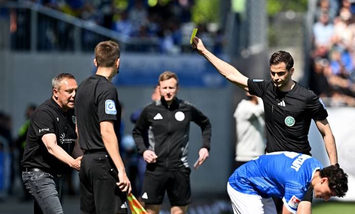 20.04.2025, xfux, Fussball 2.Bundesliga, SV Darmstadt 98 - Hannover 96 v.l. Trainer Andre Breitenreiter (Hannover 96) bekommt von Referee Schiedsrichter Dr. Max Burda die Gelbe Karte fuer, receive a yellow card, gezeigt (DFL DFB REGULATIONS PROHIBIT ANY USE OF PHOTOGRAPHS as IMAGE SEQUENCES and or QUASI-VIDEO. Eine Lizenzierung dieses Bildes an und oder durch den SV Darmstadt 1898 e.V. sowie Tochterunternehmen ist nicht gestattet. No release of or sale to SV Darmstadt 1898 e.V.) Darmstadt