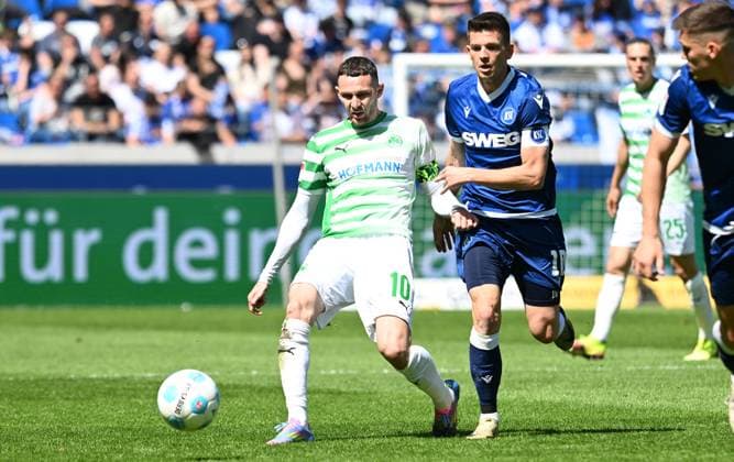 20.04.2025 - Fussball - Saison 2024 2025 - 2. Fussball - Bundesliga - 30. Spieltag: Karlsruher SC KSC Karlsruhe - SpVgg Greuther Fürth ( Kleeblatt ) - Sportfoto Zink - xwoxzix - DFL regulations prohibit any use of photographs as image sequences and or quasi-video - only for editorial use - Branimir Hrgota (10, SpVgg Greuther Fürth ) Marvin Wanitzek (10, Karlsruher SC KSC )