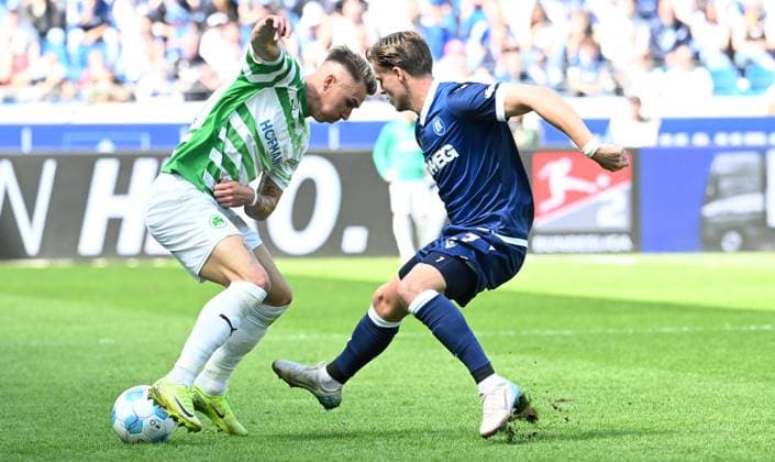 20.04.2025 - Fussball - Saison 2024 2025 - 2. Fussball - Bundesliga - 30. Spieltag: Karlsruher SC KSC Karlsruhe - SpVgg Greuther Fürth ( Kleeblatt ) - Sportfoto Zink - xwoxzix - DFL regulations prohibit any use of photographs as image sequences and or quasi-video - only for editorial use - Felix Klaus (30, SpVgg Greuther Fürth ) Dzenis Burnic (7, Karlsruher SC KSC )