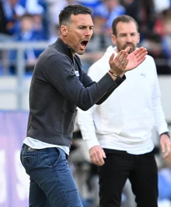 20.04.2025 - Fussball - Saison 2024 2025 - 2. Fussball - Bundesliga - 30. Spieltag: Karlsruher SC KSC Karlsruhe - SpVgg Greuther Fürth ( Kleeblatt ) - Sportfoto Zink - xwoxzix - DFL regulations prohibit any use of photographs as image sequences and or quasi-video - only for editorial use - Christian Eichner (Trainer Karlsruher SC KSC ) applaudiert klatscht ruft schreit brüllt
