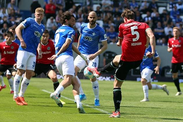 20.04.2025, xrekx, Fussball 2.Bundesliga, SV Darmstadt 98 - Hannover 96 v.l. Fraser Hornby (SV Darmstadt 98) Phil Neumann (Hannover 96) Zweikampf, Aktion, action, battle for the ball (DFL DFB REGULATIONS PROHIBIT ANY USE OF PHOTOGRAPHS as IMAGE SEQUENCES and or QUASI-VIDEO) Darmstadt