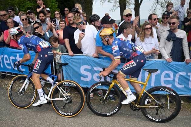 Amstel Gold Race 2025 cycling race VALKENBURG, THE NETHERLANDS - APRIL 20 : Vansevenant Mauri (BEL) of Soudal Quick-Step, Evenepoel Remco (BEL) of Soudal Quick-Step during the Men Elite UCI World Tour 59th Amstel Gold Race cycling race with start in Maastricht and finish in Valkenburg (255,9 km) on April 20, 2025 in Valkenburg, The Netherlands, 20 04 2025 ( Motordriver Kenny Verfaillie & Valkenburg The Netherlands  Copyright: xNicoxVereeckenx