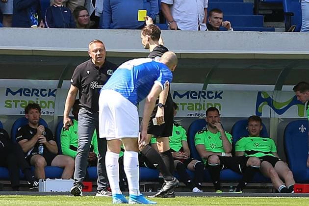 20.04.2025, xrekx, Fussball 2.Bundesliga, SV Darmstadt 98 - Hannover 96 v.l. AndrÃ Breitenreiter Trainer (Hannover 96) hat eine Gelb Karte erhalten, received a yellow card Schiedsrichter RefereeDr. Max Burda (DFL DFB REGULATIONS PROHIBIT ANY USE OF PHOTOGRAPHS as IMAGE SEQUENCES and or QUASI-VIDEO) Darmstadt