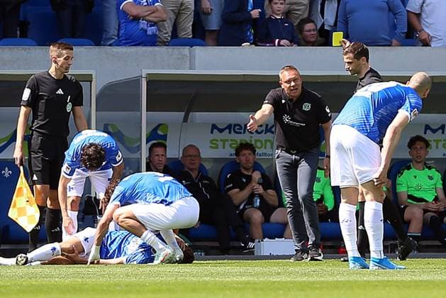 20.04.2025, xrekx, Fussball 2.Bundesliga, SV Darmstadt 98 - Hannover 96 v.l. AndrÃ Breitenreiter Trainer (Hannover 96) hat eine Gelb Karte erhalten, received a yellow card Schiedsrichter RefereeDr. Max Burda (DFL DFB REGULATIONS PROHIBIT ANY USE OF PHOTOGRAPHS as IMAGE SEQUENCES and or QUASI-VIDEO) Darmstadt
