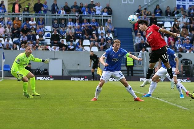 20.04.2025, xrekx, Fussball 2.Bundesliga, SV Darmstadt 98 - Hannover 96 v.l. Marcel Schuhen (SV Darmstadt 98) Clemens Riedel (SV Darmstadt 98) Hyun-ju Lee (Hannover 96) (DFL DFB REGULATIONS PROHIBIT ANY USE OF PHOTOGRAPHS as IMAGE SEQUENCES and or QUASI-VIDEO) Darmstadt