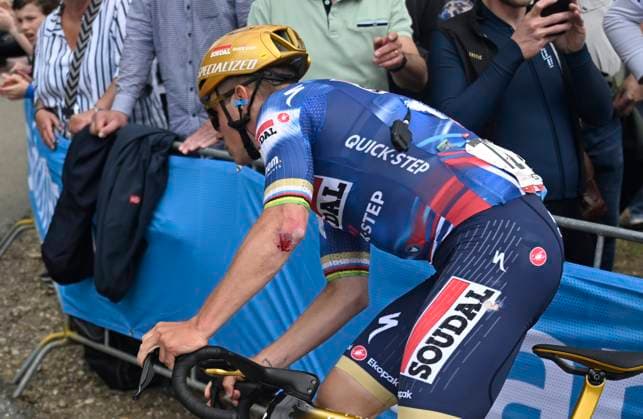 Amstel Gold Race 2025 cycling race VALKENBURG, THE NETHERLANDS - APRIL 20 : Evenepoel Remco (BEL) of Soudal Quick-Step victims of a crash during the Men Elite UCI World Tour 59th Amstel Gold Race cycling race with start in Maastricht and finish in Valkenburg (255,9 km) on April 20, 2025 in Valkenburg, The Netherlands, 20 04 2025 ( Motordriver Kenny Verfaillie & Valkenburg The Netherlands  Copyright: xNicoxVereeckenx