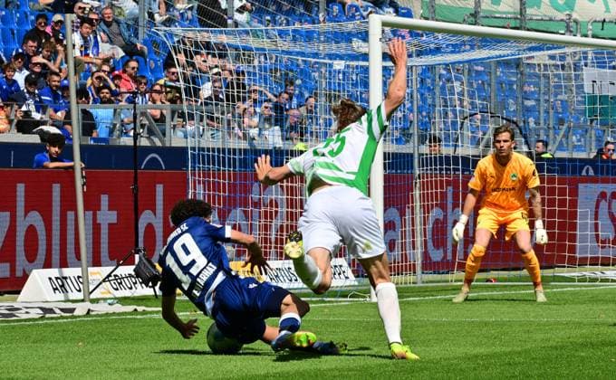 20.04.2025 - Fussball - Saison 2024 2025 - 2. Fussball - Bundesliga - 30. Spieltag: Karlsruher SC KSC Karlsruhe - SpVgg Greuther Fürth ( Kleeblatt ) - Sportfoto Zink MeZi - xmexzix - DFL regulations prohibit any use of photographs as image sequences and or quasi-video - only for editorial use - Louey Ben Farhat (19, Karlsruher SC KSC ) Noah Loosli (25, SpVgg Greuther Fürth ) - Szene zum durch Videobeweis VAR zurückgenommenen Elfmeter Strafstoß