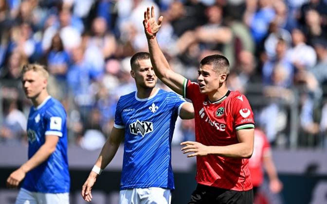20.04.2025, xfux, Fussball 2.Bundesliga, SV Darmstadt 98 - Hannover 96 v.l. Nicola Tresoldi (Hannover 96) receive an injury, bursied, harried, hurt, injured, injury, trauma, disappointed, crestfallen, verletzt, Verletzung Blut, blutet, rot, blood am Kopf Kopfverletzung (DFL DFB REGULATIONS PROHIBIT ANY USE OF PHOTOGRAPHS as IMAGE SEQUENCES and or QUASI-VIDEO. Eine Lizenzierung dieses Bildes an und oder durch den SV Darmstadt 1898 e.V. sowie Tochterunternehmen ist nicht gestattet. No release of or sale to SV Darmstadt 1898 e.V.) Darmstadt