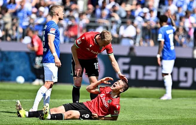 20.04.2025, xfux, Fussball 2.Bundesliga, SV Darmstadt 98 - Hannover 96 v.l. Nicola Tresoldi (Hannover 96) receive an injury, bursied, harried, hurt, injured, injury, trauma, disappointed, crestfallen, verletzt, Verletzung Blut, blutet, rot, blood am Kopf Kopfverletzung (DFL DFB REGULATIONS PROHIBIT ANY USE OF PHOTOGRAPHS as IMAGE SEQUENCES and or QUASI-VIDEO. Eine Lizenzierung dieses Bildes an und oder durch den SV Darmstadt 1898 e.V. sowie Tochterunternehmen ist nicht gestattet. No release of or sale to SV Darmstadt 1898 e.V.) Darmstadt
