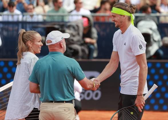Alexander Zverev begruesst TV Moderatorin Annie Carpendale und Schiedsrichter Fergus Murphy am Netz, Herren Einzel, Gentlemen s Singles, Endspiel, Final Copyright: xJuergenxHasenkopfx