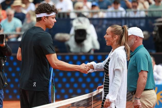 Ben Shelton begruesst Annie Carpendale und Schiedsrichter Fergus Murphy am Netz, Herren Einzel, Gentlemen s Singles, Endspiel, Final Tennis - BMW Open 2025 - ATP, Tennis Herren 500 - MTTC Iphitos - Munich - - Germany - 20 April 2025. Copyright: xJuergenxHasenkopfx