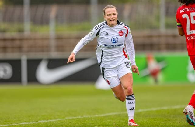 GER, Freiburg, SC Freiburg II vs FC Nürnberg, 2. Frauen Bundesliga, Fussball, DFB, Spielzeit 2024 2025, Möslestadion, 22. Spieltag, im Bild v.l.: Nastassja Lein (FC Nürnberg 24) erzielt nach Vorlage von Jacqueline Baumgärtel (FC Nürnberg 20) das Tor zum 1:0 für Nürnberg und jubelt mit dem Team DFB DFL REGULATIONS PROHIBIT ANY USE OF PHOTOGRAPHS AS IMAGE SEQUENCES AND OR QUASI-VIDEO, 20.04.2025, Copyright: HMBxMedia HendrikxHamelau