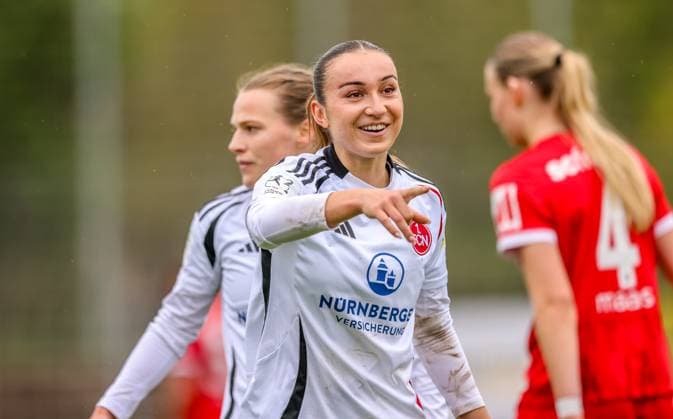 GER, Freiburg, SC Freiburg II vs FC Nürnberg, 2. Frauen Bundesliga, Fussball, DFB, Spielzeit 2024 2025, Möslestadion, 22. Spieltag, im Bild v.l.: Nastassja Lein (FC Nürnberg 24) erzielt nach Vorlage von Jacqueline Baumgärtel (FC Nürnberg 20) das Tor zum 1:0 für Nürnberg und jubelt mit dem Team, mit Medina DeÅ¡ić (FC Nürnberg 10) DFB DFL REGULATIONS PROHIBIT ANY USE OF PHOTOGRAPHS AS IMAGE SEQUENCES AND OR QUASI-VIDEO, 20.04.2025, Copyright: HMBxMedia HendrikxHamelau