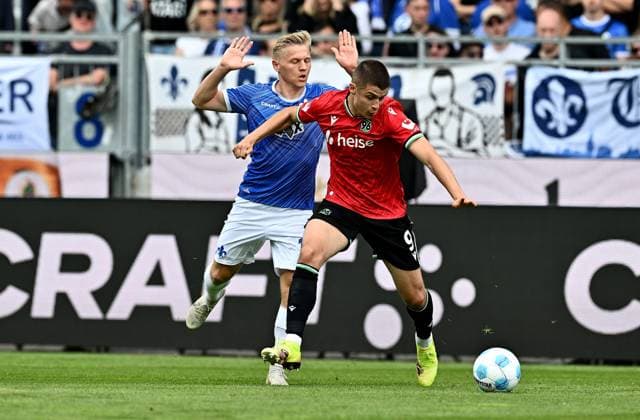 20.04.2025, xfux, Fussball 2.Bundesliga, SV Darmstadt 98 - Hannover 96 v.l. Andreas Mueller Müller (SV Darmstadt 98), Nicola Tresoldi (Hannover 96) (DFL DFB REGULATIONS PROHIBIT ANY USE OF PHOTOGRAPHS as IMAGE SEQUENCES and or QUASI-VIDEO. Eine Lizenzierung dieses Bildes an und oder durch den SV Darmstadt 1898 e.V. sowie Tochterunternehmen ist nicht gestattet. No release of or sale to SV Darmstadt 1898 e.V.) Darmstadt