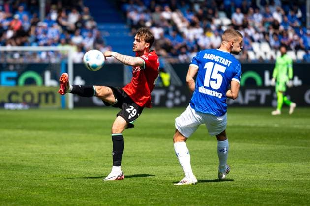 Kolja Oudenne (Hannover 96, 29) im Zweikampf mit Fabian Nuernberger (SV Darmstadt 98, 15) GER, SV Darmstadt 98 vs. Hannover 96, 2. Bundesliga, Fussball, 30. Spieltag, Saison 2024 2025, 20.04.2025. DFL REGULATIONS PROHIBIT ANY USE OF PHOTOGRAPHS as IMAGE SEQUENCES and or QUASI-VIDEO. GER, SV Darmstadt 98 vs. Hannover 96, 2. Bundesliga, Fussball, 30. Spieltag, Saison 2024 2025, 20.04.2025. Darmstadt