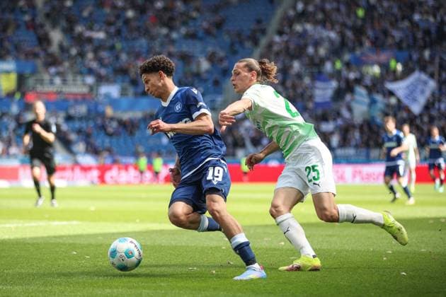 Szene kurz vor dem vermeintlichen Elfmeter der per VAR aberkannt wurde Louey Ben Farhat (Karlsruher SC, 19) gegen Noah Loosli (SpVgg Greuther Fuerth, 25), Karlsruher SC vs. SpVgg Greuther Fuerth, 2. Bundesliga, 30. Spieltag, 2024 2025, 20.04.2025, DFL REGULATIONS PROHIBIT ANY USE OF PHOTOGRAPHS AS IMAGE SEQUENCES AND OR QUASI-VIDEO, Karlsruher SC vs. SpVgg Greuther Fuerth, 2. Bundesliga, 30. Spieltag, 2024 2025, 20.04.2025 Karlsruhe