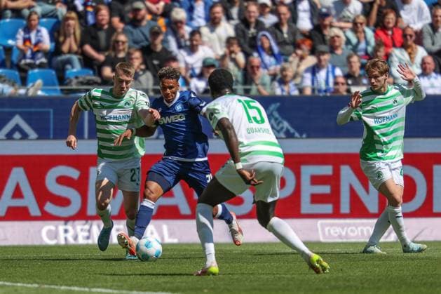 Offensivaktion von Bambase Conte (Karlsruher SC, 31) Luca Itter (SpVgg Greuther Fuerth, 27) Joshua Quarshie (SpVgg Greuther Fuerth, 15), Karlsruher SC vs. SpVgg Greuther Fuerth, 2. Bundesliga, 30. Spieltag, 2024 2025, 20.04.2025, DFL REGULATIONS PROHIBIT ANY USE OF PHOTOGRAPHS AS IMAGE SEQUENCES AND OR QUASI-VIDEO, Karlsruher SC vs. SpVgg Greuther Fuerth, 2. Bundesliga, 30. Spieltag, 2024 2025, 20.04.2025 Karlsruhe