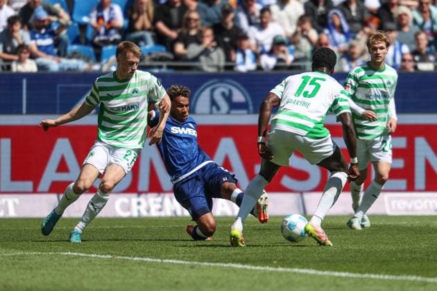 Offensivaktion von Bambase Conte (Karlsruher SC, 31) Luca Itter (SpVgg Greuther Fuerth, 27) Joshua Quarshie (SpVgg Greuther Fuerth, 15), Karlsruher SC vs. SpVgg Greuther Fuerth, 2. Bundesliga, 30. Spieltag, 2024 2025, 20.04.2025, DFL REGULATIONS PROHIBIT ANY USE OF PHOTOGRAPHS AS IMAGE SEQUENCES AND OR QUASI-VIDEO, Karlsruher SC vs. SpVgg Greuther Fuerth, 2. Bundesliga, 30. Spieltag, 2024 2025, 20.04.2025 Karlsruhe