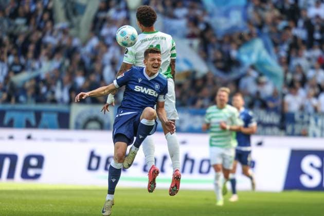Schmerzverzerrtes Gesicht Marvin Wanitzek (Karlsruher SC, 10) Roberto Massimo (SpVgg Greuther Fuerth, 11), Karlsruher SC vs. SpVgg Greuther Fuerth, 2. Bundesliga, 30. Spieltag, 2024 2025, 20.04.2025, DFL REGULATIONS PROHIBIT ANY USE OF PHOTOGRAPHS AS IMAGE SEQUENCES AND OR QUASI-VIDEO, Karlsruher SC vs. SpVgg Greuther Fuerth, 2. Bundesliga, 30. Spieltag, 2024 2025, 20.04.2025 Karlsruhe