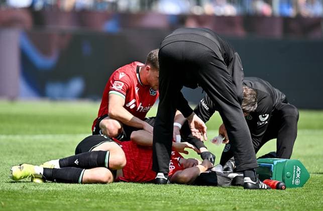 20.04.2025, xfux, Fussball 2.Bundesliga, SV Darmstadt 98 - Hannover 96 v.l. Nicola Tresoldi (Hannover 96) receive an injury, bursied, harried, hurt, injured, injury, trauma, disappointed, crestfallen, verletzt, Verletzung am Kopf Blut, blutet, rot, blood und liegt am Boden (DFL DFB REGULATIONS PROHIBIT ANY USE OF PHOTOGRAPHS as IMAGE SEQUENCES and or QUASI-VIDEO. Eine Lizenzierung dieses Bildes an und oder durch den SV Darmstadt 1898 e.V. sowie Tochterunternehmen ist nicht gestattet. No release of or sale to SV Darmstadt 1898 e.V.) Darmstadt