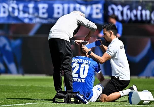 20.04.2025, xfux, Fussball 2.Bundesliga, SV Darmstadt 98 - Hannover 96 v.l. Aleksandar Vukotic (SV Darmstadt 98) receive an injury, bursied, harried, hurt, injured, injury, trauma, disappointed, crestfallen, verletzt, Verletzung am Kopf Blut, blutet, rot, blood und liegt am Boden (DFL DFB REGULATIONS PROHIBIT ANY USE OF PHOTOGRAPHS as IMAGE SEQUENCES and or QUASI-VIDEO. Eine Lizenzierung dieses Bildes an und oder durch den SV Darmstadt 1898 e.V. sowie Tochterunternehmen ist nicht gestattet. No release of or sale to SV Darmstadt 1898 e.V.) Darmstadt