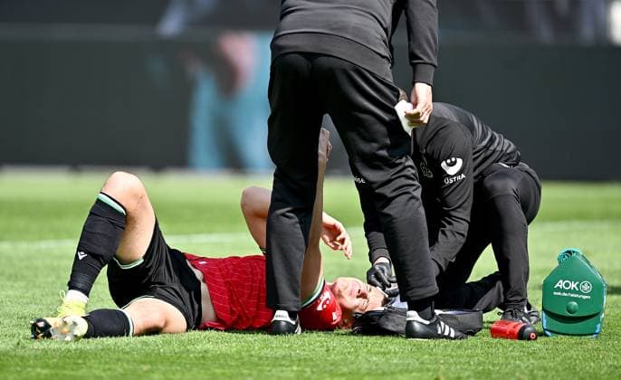 20.04.2025, xfux, Fussball 2.Bundesliga, SV Darmstadt 98 - Hannover 96 v.l. Nicola Tresoldi (Hannover 96) receive an injury, bursied, harried, hurt, injured, injury, trauma, disappointed, crestfallen, verletzt, Verletzung am Kopf Blut, blutet, rot, blood und liegt am Boden (DFL DFB REGULATIONS PROHIBIT ANY USE OF PHOTOGRAPHS as IMAGE SEQUENCES and or QUASI-VIDEO. Eine Lizenzierung dieses Bildes an und oder durch den SV Darmstadt 1898 e.V. sowie Tochterunternehmen ist nicht gestattet. No release of or sale to SV Darmstadt 1898 e.V.) Darmstadt