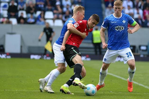 20.04.2025, xrekx, Fussball 2.Bundesliga, SV Darmstadt 98 - Hannover 96 v.l. Andreas Müller Mueller (SV Darmstadt 98) NicolÃ² Tresoldi (Hannover 96) Clemens Riedel (SV Darmstadt 98) Zweikampf, Aktion, action, battle for the ball (DFL DFB REGULATIONS PROHIBIT ANY USE OF PHOTOGRAPHS as IMAGE SEQUENCES and or QUASI-VIDEO) Darmstadt