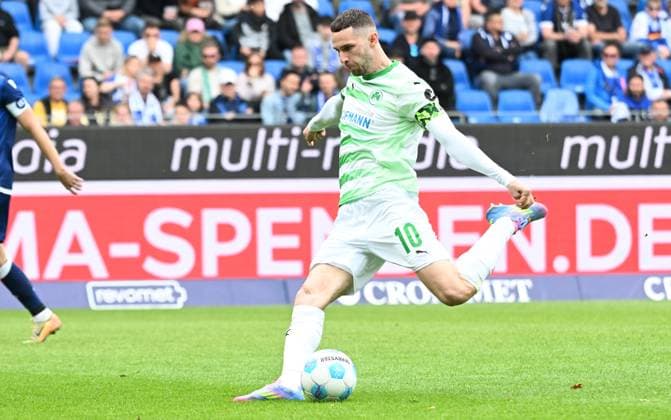 20.04.2025 - Fussball - Saison 2024 2025 - 2. Fussball - Bundesliga - 30. Spieltag: Karlsruher SC KSC Karlsruhe - SpVgg Greuther Fürth ( Kleeblatt ) - Sportfoto Zink - xwoxzix - DFL regulations prohibit any use of photographs as image sequences and or quasi-video - only for editorial use - Branimir Hrgota (10, SpVgg Greuther Fürth )