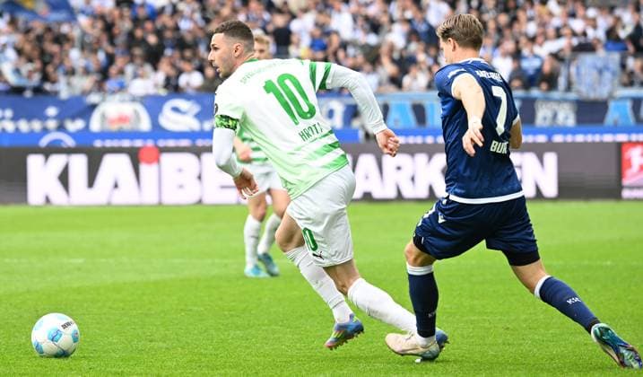 20.04.2025 - Fussball - Saison 2024 2025 - 2. Fussball - Bundesliga - 30. Spieltag: Karlsruher SC KSC Karlsruhe - SpVgg Greuther Fürth ( Kleeblatt ) - Sportfoto Zink - xwoxzix - DFL regulations prohibit any use of photographs as image sequences and or quasi-video - only for editorial use - Branimir Hrgota (10, SpVgg Greuther Fürth ) Dzenis Burnic (7, Karlsruher SC KSC )