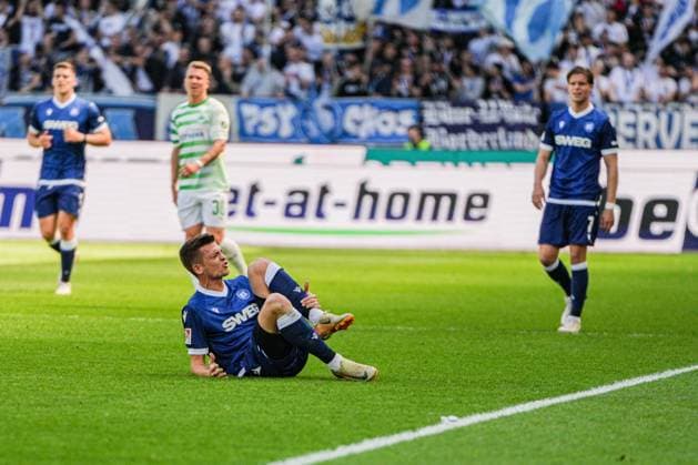 2. Fussball Bundesliga, Karlsruher SC - SpVgg Greuther Fürth, 20.04.2025 Nach einem Zweikampf bleibt Marvin Wanitzek (Karlsruher SC 10) liegen 2. Fussball Bundesliga, Karlsruher SC - SpVgg Greuther Fürth; BBBank Wildpark Karlsruhe, 20.04.2025 DFB DFL REGULATIONS PROHIBIT ANY USE OF PHOTOGRAPHS AS IMAGE SEQUENCES AND OR QUASI-VIDEO.
