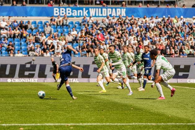 2. Fussball Bundesliga, Karlsruher SC - SpVgg Greuther Fürth, 20.04.2025 Jensen Leon (Karlsruher SC 6) mit einem Schussversuch aufs Tor 2. Fussball Bundesliga, Karlsruher SC - SpVgg Greuther Fürth; BBBank Wildpark Karlsruhe, 20.04.2025 DFB DFL REGULATIONS PROHIBIT ANY USE OF PHOTOGRAPHS AS IMAGE SEQUENCES AND OR QUASI-VIDEO.